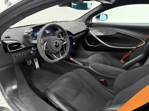 Used 2023 McLaren Artura RWD image 9