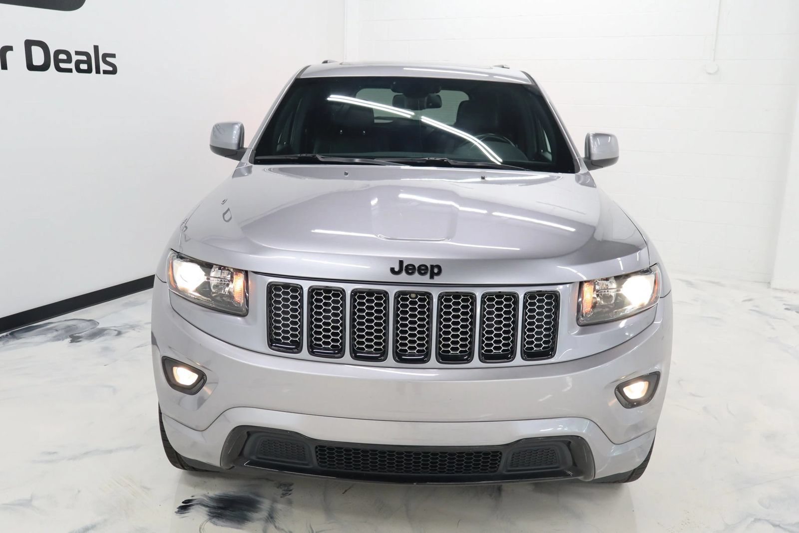 Used 2015 Jeep Grand Cherokee Altitude AWD/4WD image 3