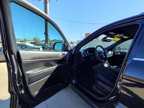 Used 2019 Jeep Grand Cherokee Laredo w/ Laredo X Package image 13