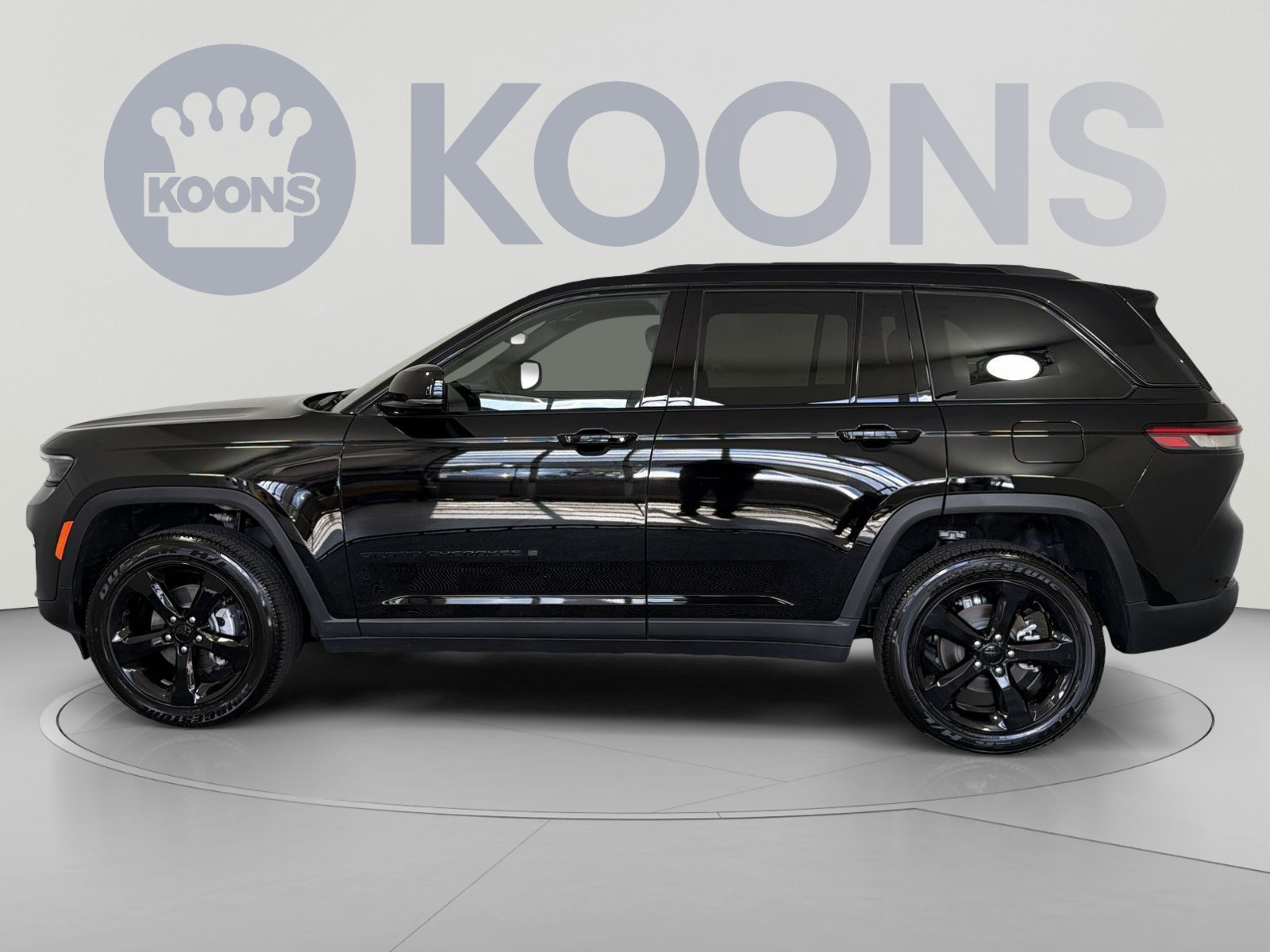 Used 2025 Jeep Grand Cherokee Altitude AWD/4WD image 2
