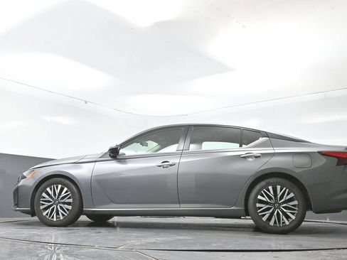 Used 2024 Nissan Altima 2.5 SV FWD image 29