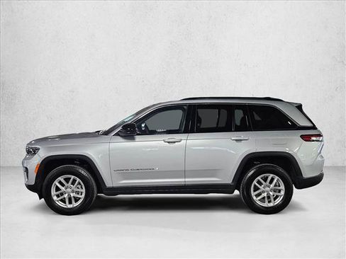 Used 2024 Jeep Grand Cherokee Laredo X RWD image 9