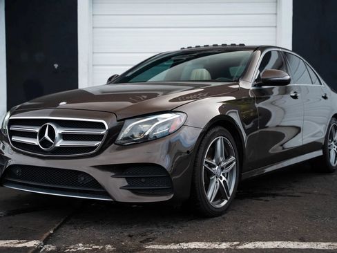Used 2017 Mercedes-Benz E 300 4MATIC image 3