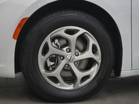 Used 2024 Chrysler Pacifica Limited FWD image 31