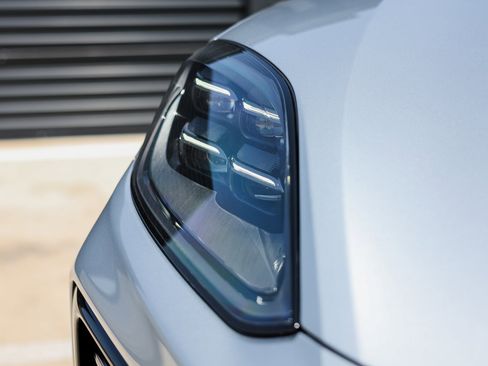 Certified 2025 Porsche Cayenne Coupe image 13