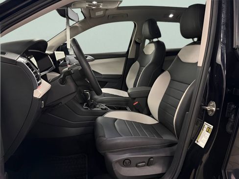 Certified 2025 Volkswagen Taos SEL image 17