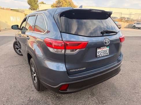 Used 2017 Toyota Highlander Plus w/ Carpet Mat Package FWD image 10