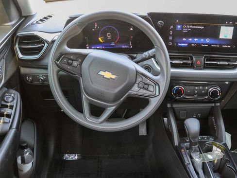 Used 2025 Chevrolet TrailBlazer LT AWD/4WD image 18
