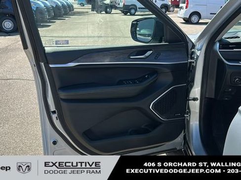 Used 2022 Jeep Grand Cherokee L Limited AWD/4WD image 8