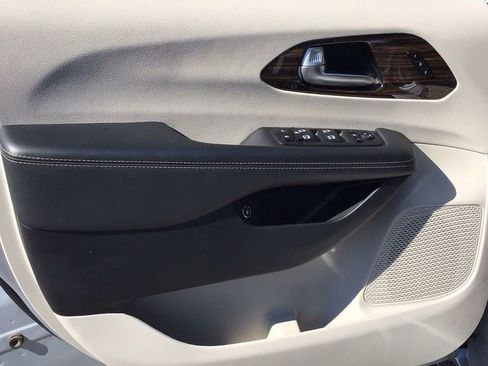 Used 2023 Chrysler Pacifica Limited image 20