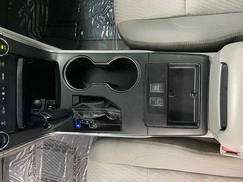 Used 2015 Toyota Camry LE image 27