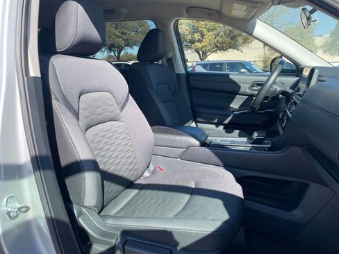 Used 2025 Nissan Pathfinder SV image 39