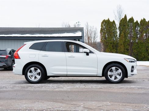 Used 2022 Volvo XC60 B5 Momentum image 4