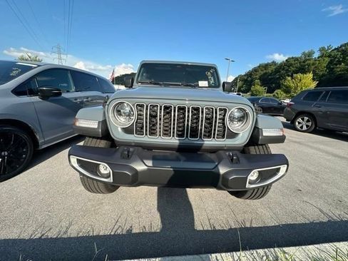 Used 2025 Jeep Wrangler Unlimited Sahara AWD/4WD image 9