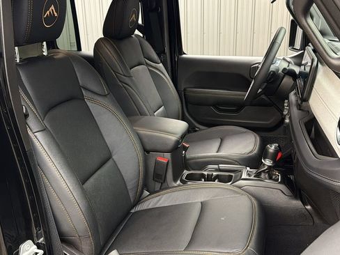 Used 2025 Jeep Wrangler Unlimited Sahara AWD/4WD image 35