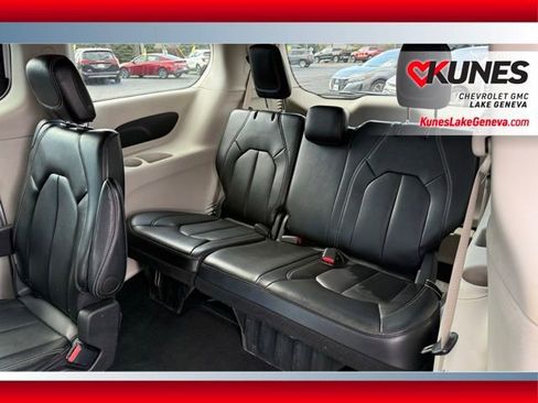 Used 2024 Chrysler Pacifica Touring-L FWD image 15