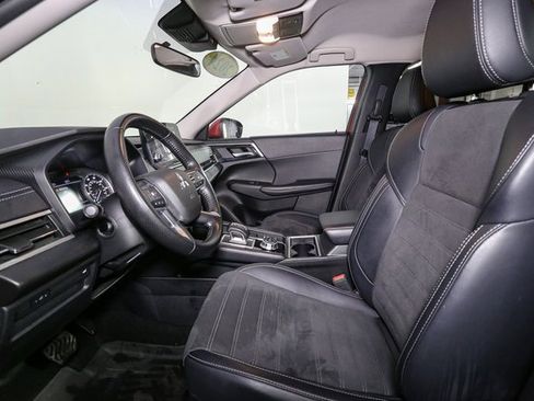 Used 2024 Mitsubishi Outlander SE image 39