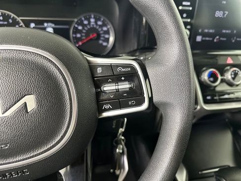 Used 2023 Kia Sorento LX image 16