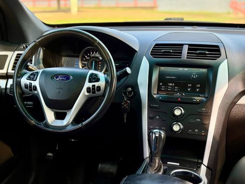 Used 2015 Ford Explorer XLT w/ Equipment Group 202B FWD image 17