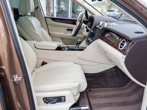 Used 2017 Bentley Bentayga image 41