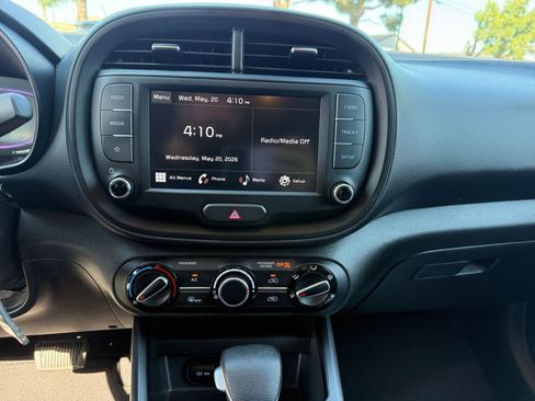 Used 2025 Kia Soul LX w/ LX Technology Package FWD image 17