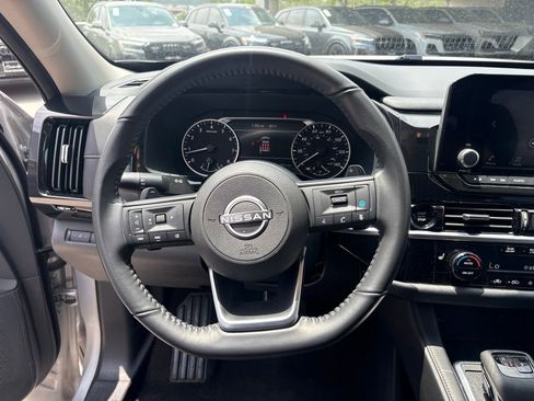 Used 2025 Nissan Pathfinder SV FWD image 20