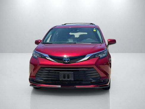 Used 2023 Toyota Sienna LE w/ LE Plus Package FWD image 2