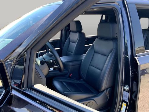 Used 2025 Chevrolet Suburban Z71 AWD/4WD image 7