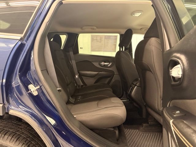 Used 2016 Jeep Cherokee Latitude w/ Comfort & Convenience Group AWD/4WD image 9