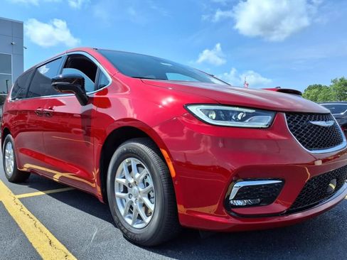 New 2026 Chrysler Pacifica Select image 9