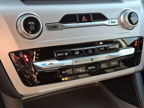 Used 2022 Ford Explorer XLT image 17