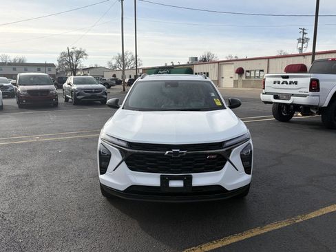 Used 2024 Chevrolet Trax RS w/ Sunroof Package image 3