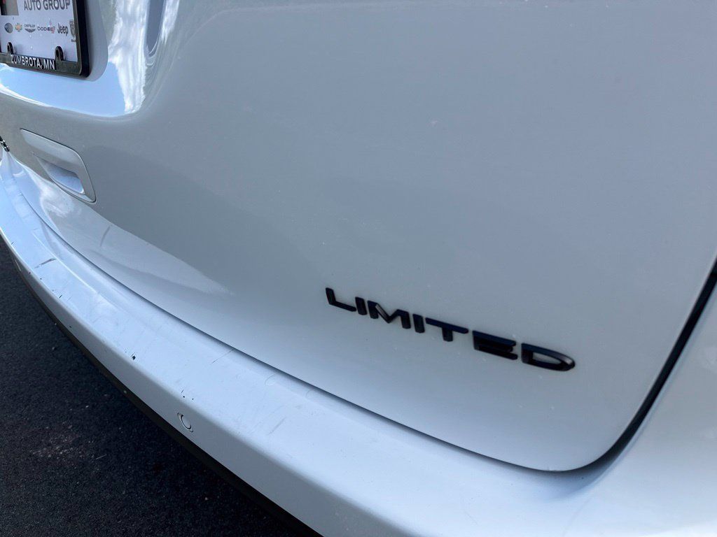 Used 2025 Chrysler Pacifica Limited FWD image 19
