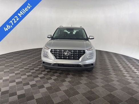 Used 2024 Hyundai Venue SEL image 2