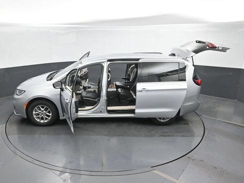 Used 2024 Chrysler Pacifica Touring-L FWD image 51