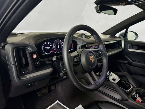 Certified 2026 Porsche Cayenne AWD/4WD image 4