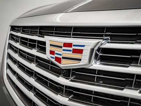 Used 2018 Cadillac XT5 Platinum w/ Driver Assist Package image 3