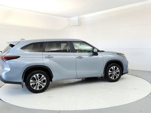 Certified 2024 Toyota Highlander XLE FWD image 6