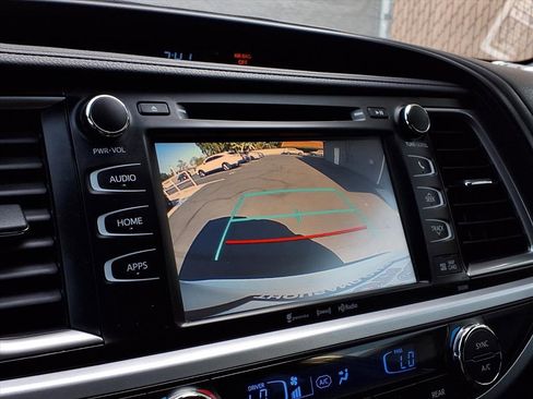 Certified 2019 Toyota Highlander SE w/ Nightshade Edition image 9