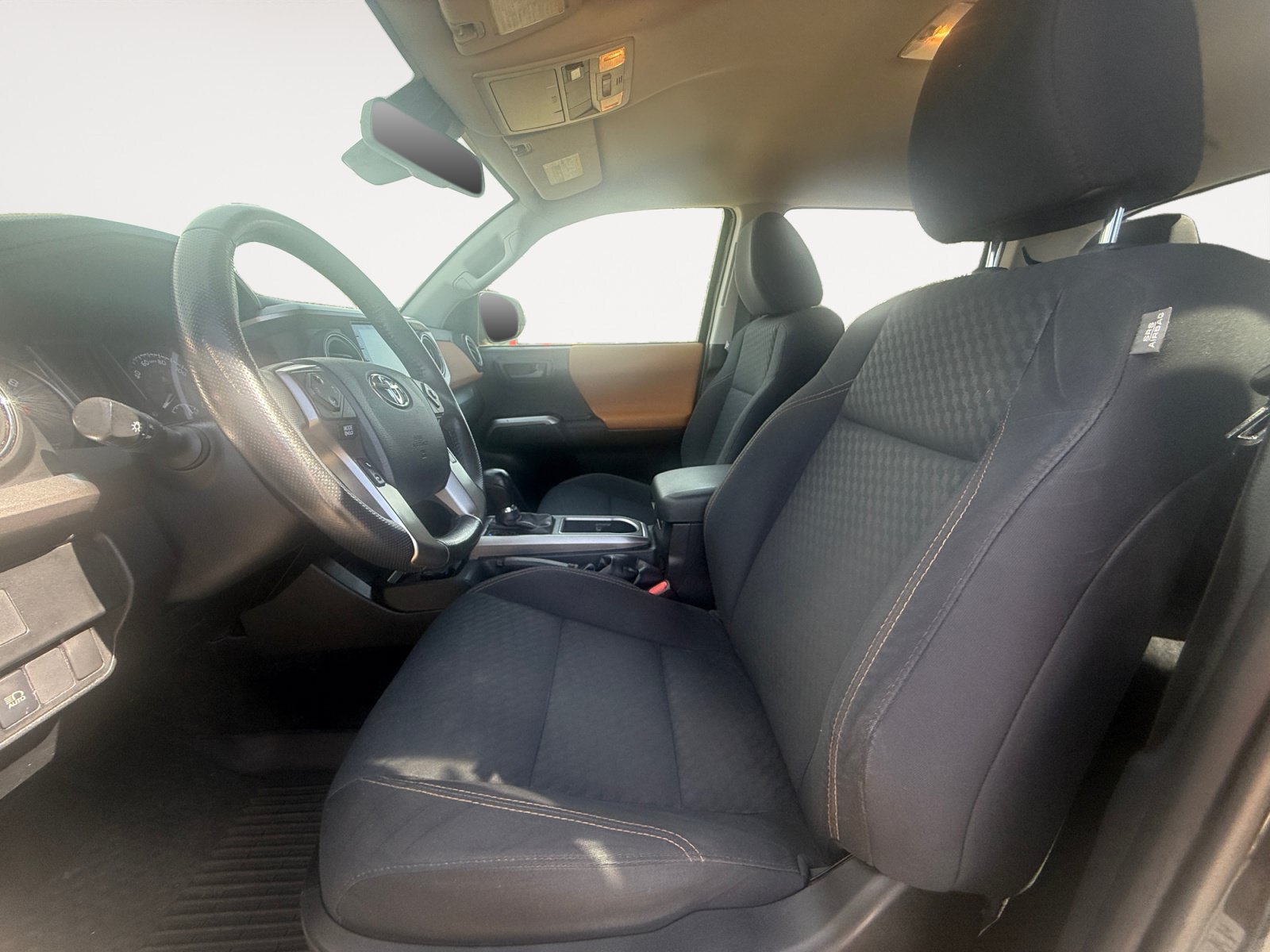 Used 2020 Toyota Tacoma SR5 AWD/4WD image 9