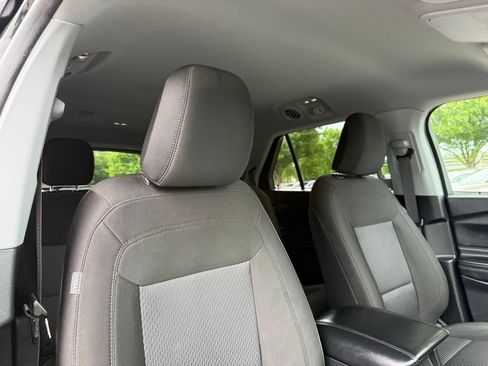 Used 2023 Ford Explorer XLT AWD/4WD image 32