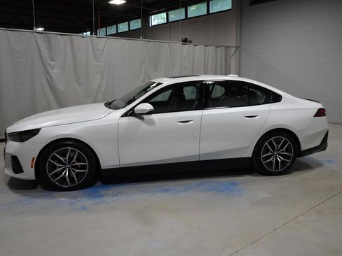 Used 2026 BMW i5 eDrive40 w/ M Sport Package AWD/4WD image 17