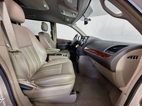 Used 2014 Chrysler Town & Country Touring FWD image 28