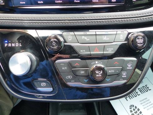 Used 2025 Chrysler Pacifica Select FWD image 46