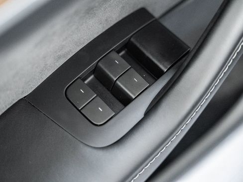 Used 2024 Tesla Model Y Long Range image 43