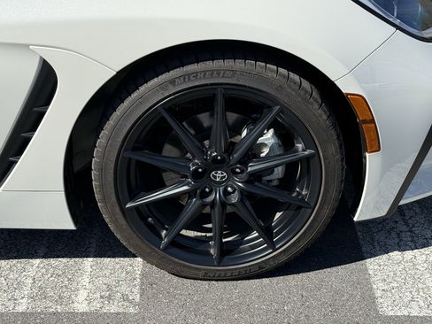 Used 2025 Toyota GR86 Premium w/ ALL Weather Mat Package (TMS) image 12