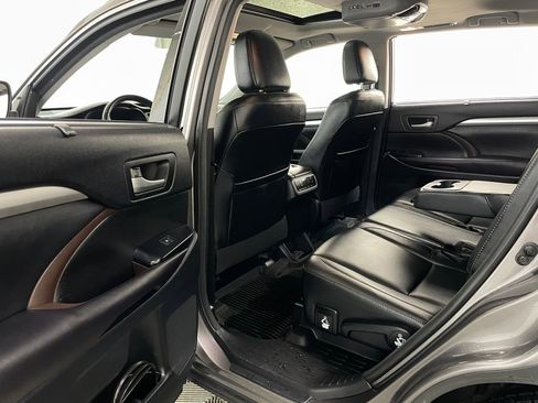 Used 2017 Toyota Highlander XLE AWD/4WD image 46