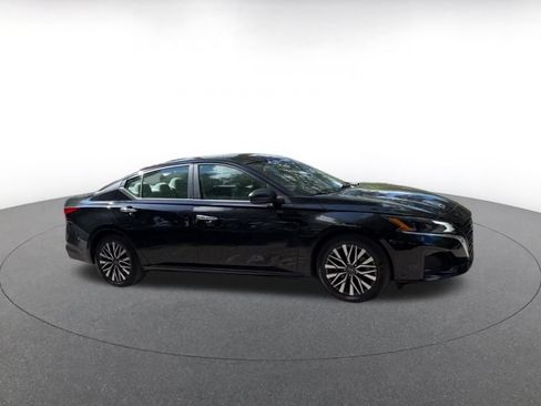 Used 2025 Nissan Altima 2.5 SV FWD image 2