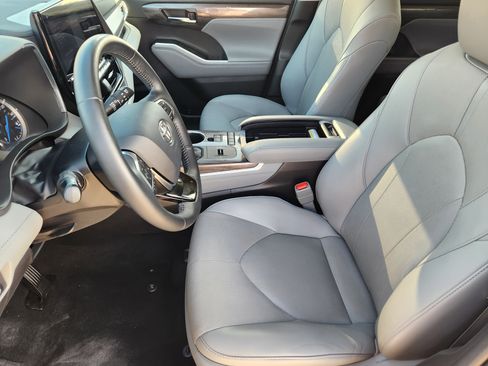 Used 2021 Toyota Highlander Limited image 14