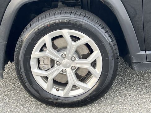 Used 2024 Jeep Compass Latitude image 36